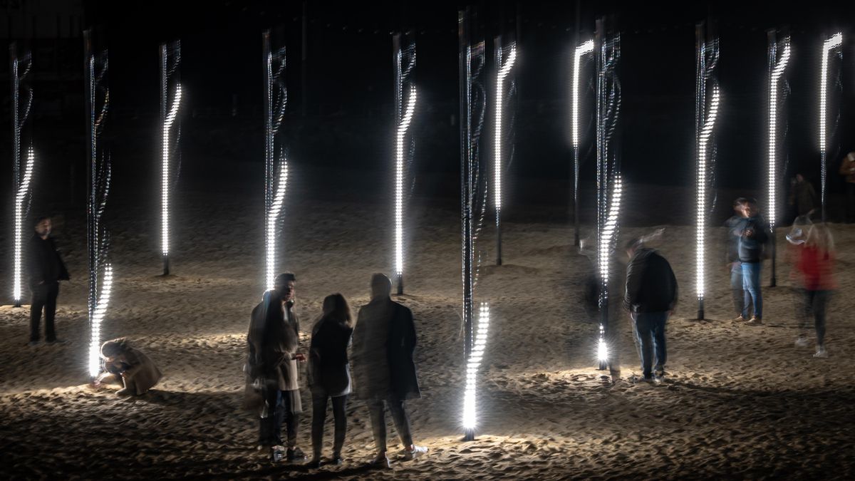 Instalación: ’Array’ (’Wave’) en la playa de la Mar Bella. Instalación: ’Array’ (’Wave’) en la playa de la Mar Bella.