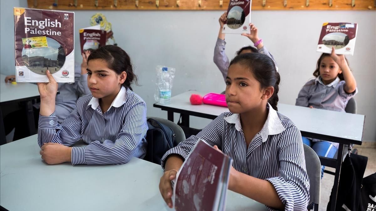 Estudiantes de sexto curso asisten a una clase de inglés en la escuela para niñas de la agencia de la ONU para los refugiados palestinos UNRWA en un campo de refugiados en Shuafat, al norte de Jerusalén. Estudiantes de sexto curso asisten a una clase de inglés en la escuela para niñas de la agencia de la ONU para los refugiados palestinos UNRWA en un campo de refugiados en Shuafat, al norte de Jerusalén.