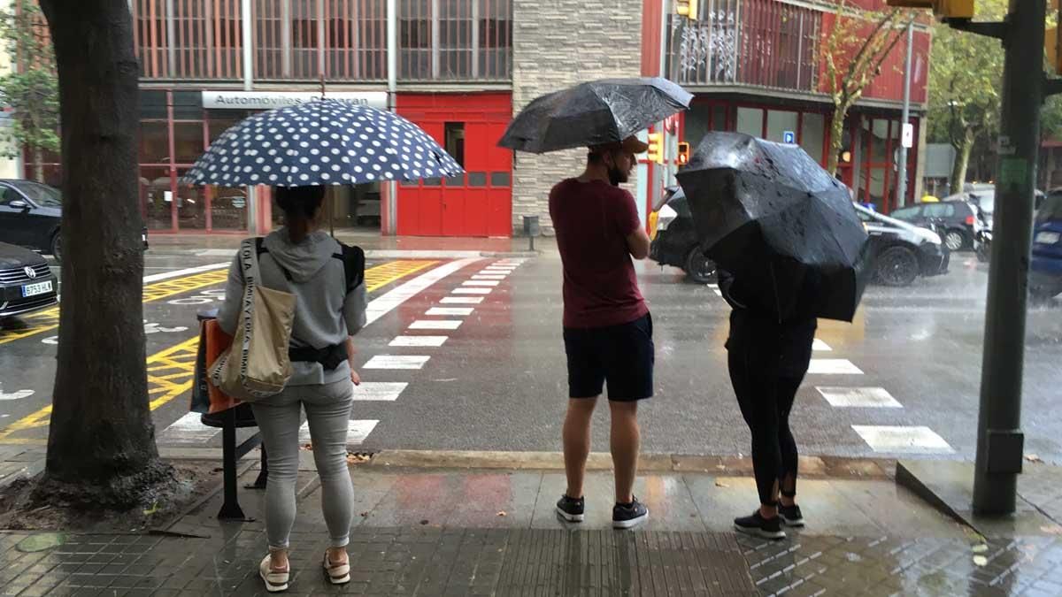 Gente con paraguas en Barcelona, en un día de lluvia. Gente con paraguas en Barcelona, en un día de lluvia.