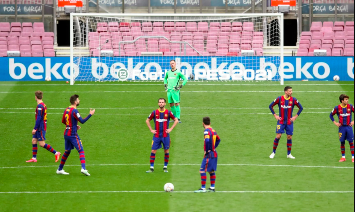 Piqué intenta animar a sus compañeros tras el empate del Cádiz en el Camp Nou. Piqué intenta animar a sus compañeros tras el empate del Cádiz en el Camp Nou.