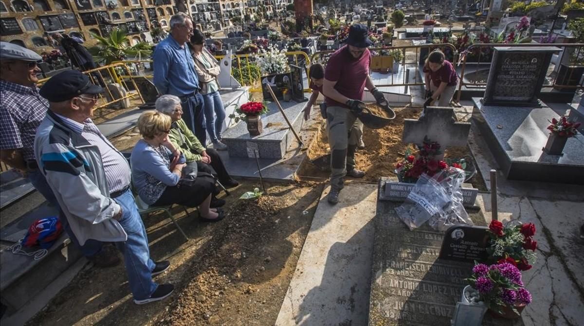 Varios familiares de represaliados franquistas asisten al inicio de los trabajos de exhumación de una fosa común en el cementerio de Paterna (Vàlencia). Varios familiares de represaliados franquistas asisten al inicio de los trabajos de exhumación de una fosa común en el cementerio de Paterna (Vàlencia).