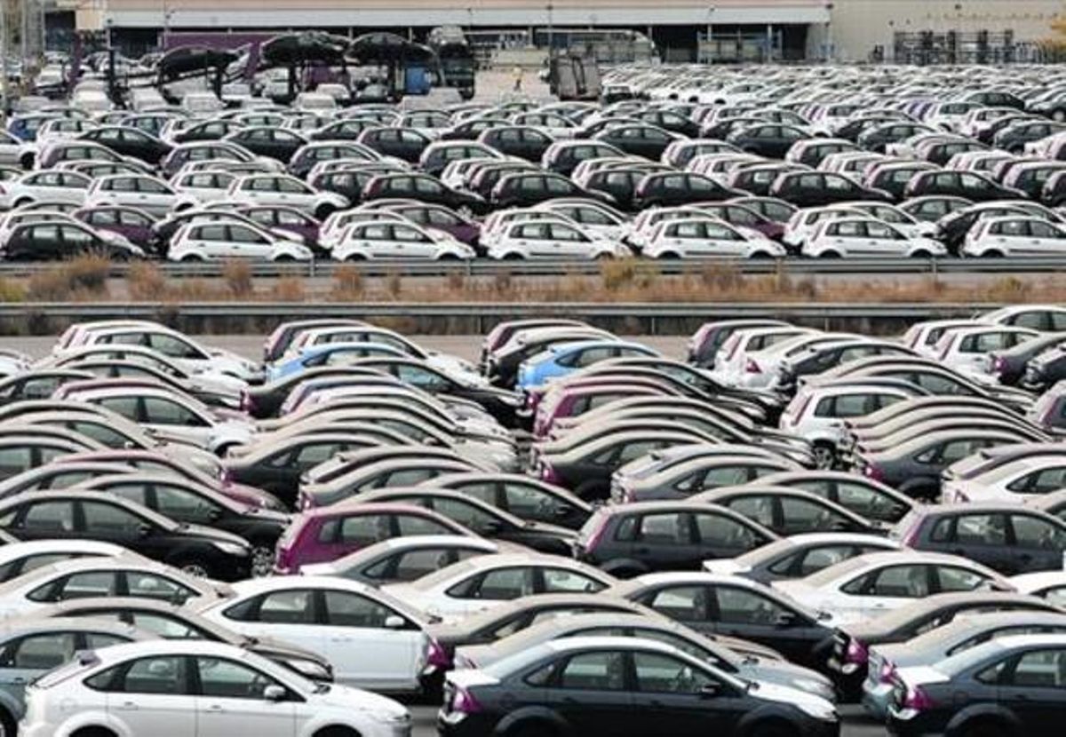 Coches listos para su venta en un aparcamiento situado junto a la fábrica de Ford en Almussafes. Coches listos para su venta en un aparcamiento situado junto a la fábrica de Ford en Almussafes.