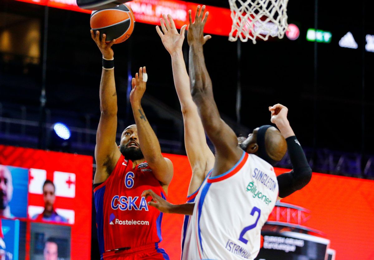 L’Efes sobreviu a la furiosa reacció del CSKA i torna a la final L’Efes sobreviu a la furiosa reacció del CSKA i torna a la final