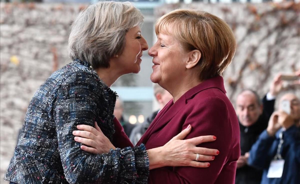La primera ministra británica, Theresa May (izquierda) saluda a la cancillera alemana, Angela Merkel.