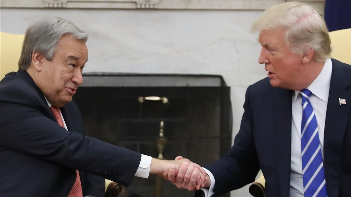 Trump (derecha) estrecha la mano del secretario general de la ONU, António Guterres, en un encuentro en la Casa Blanca, el 20 de octubre. Trump (derecha) estrecha la mano del secretario general de la ONU, António Guterres, en un encuentro en la Casa Blanca, el 20 de octubre.