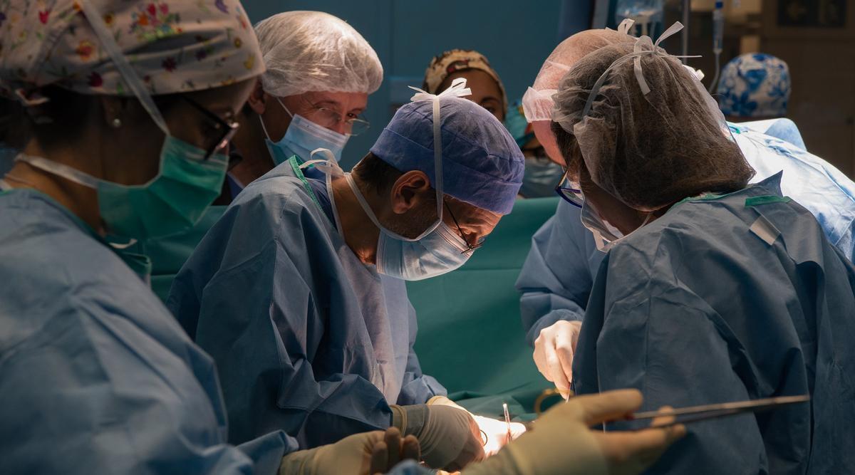 Médicos durante un trasplante.