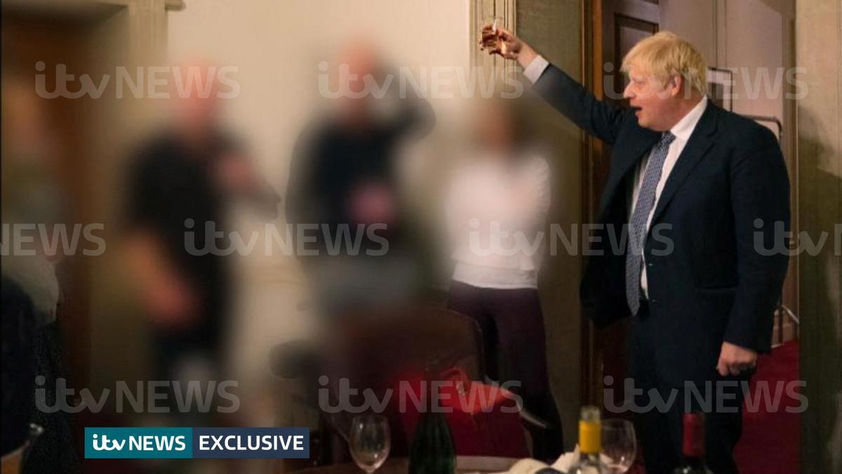 ITV News ha dado la exclusiva con las nuevas fotografías de Boris Johnson de fiesta en pleno confinamiento.