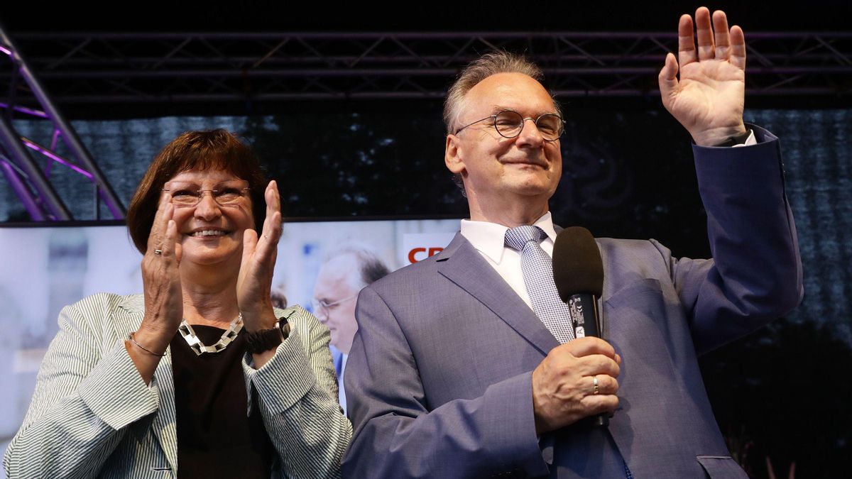 Reiner Haseloff, candidato del CDU, junto a su esposa, celebran la victoria en Sajonia-Analt. Reiner Haseloff, candidato del CDU, junto a su esposa, celebran la victoria en Sajonia-Analt.