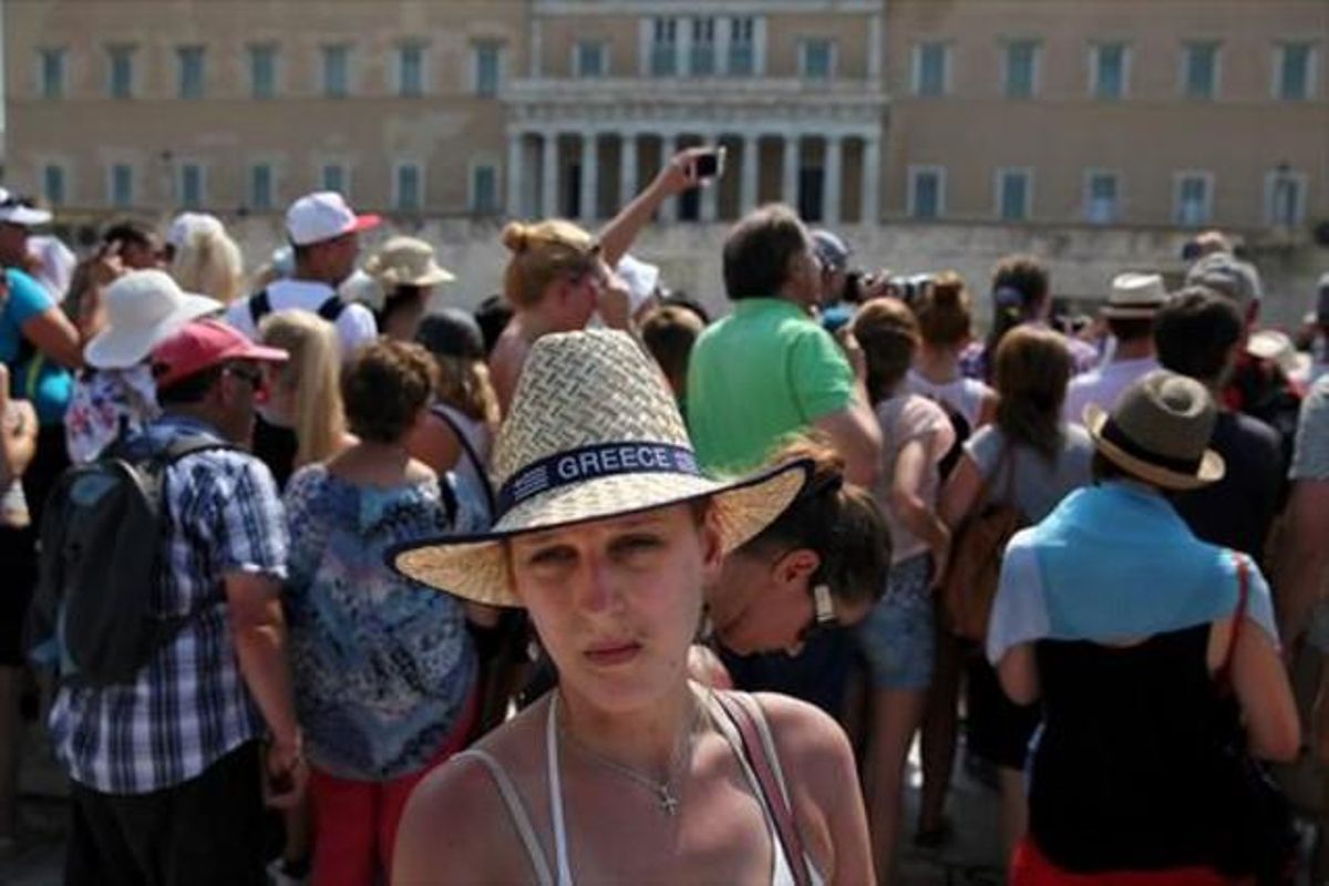 Turistas en la plaza Syntagma, donde se encuentra el Palamento. Turistas en la plaza Syntagma, donde se encuentra el Palamento.