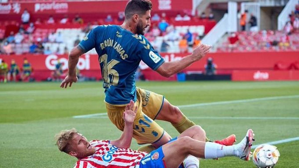 Un jugador del Girona intenta frenar a Raúl Navas. Un jugador del Girona intenta frenar a Raúl Navas.