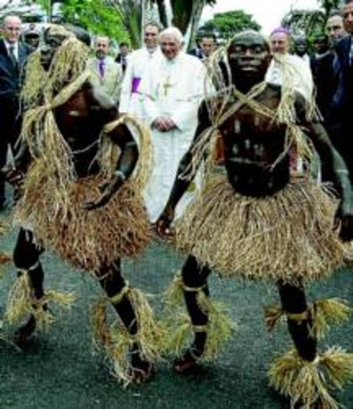 Dos pigmeos danzan ante Benedicto XVI en Camerún.