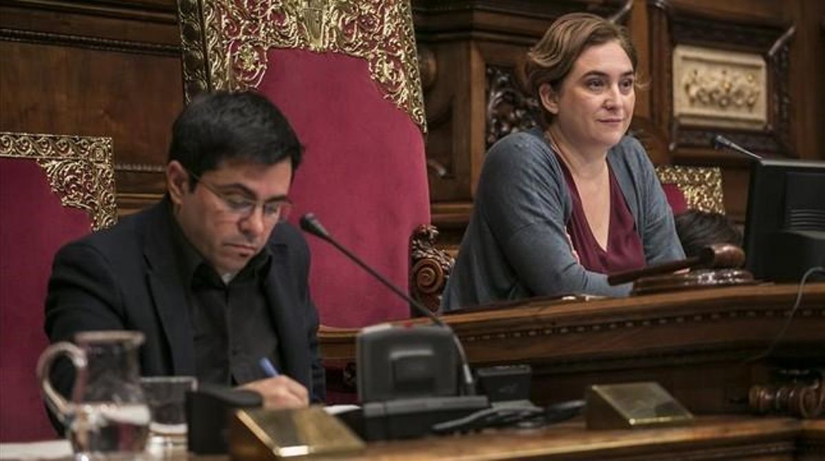 El primer teniente de alcalde de Barcelona, Gerardo Pisarello, y la alcaldesa, Ada Colau, en un pleno municipal. El primer teniente de alcalde de Barcelona, Gerardo Pisarello, y la alcaldesa, Ada Colau, en un pleno municipal.