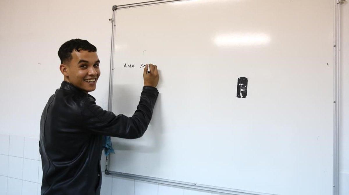 Hamza, exniño tutelado que hace de profesor de dariya. Hamza, exniño tutelado que hace de profesor de dariya.