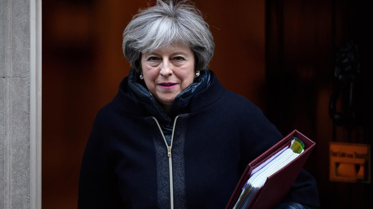 May abandona el número 10 de Downing Street, en dirección a la Cámara de los Comunes, en Londres, el 17 de enero. May abandona el número 10 de Downing Street, en dirección a la Cámara de los Comunes, en Londres, el 17 de enero.