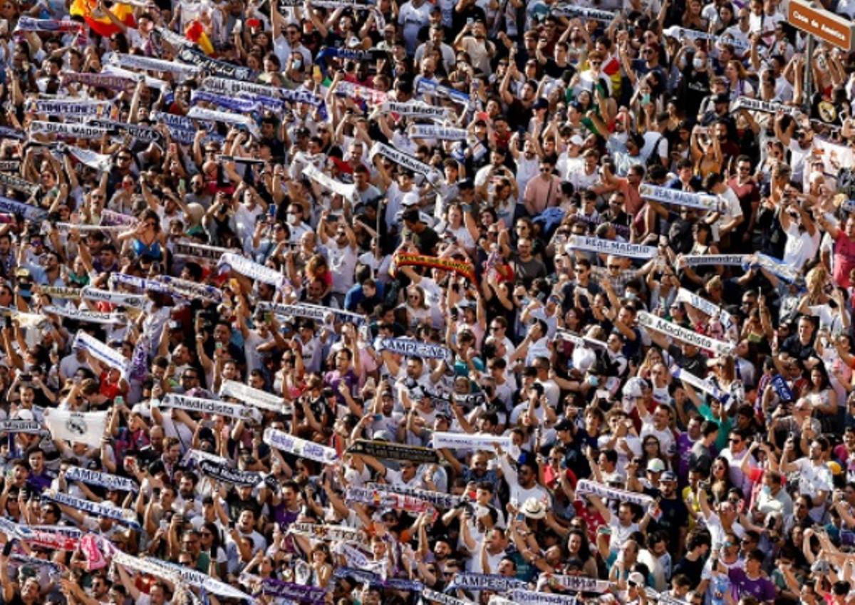 Los aficionados del Real Madrid celebran la conquista de la 14ª Champions de los blancos. 