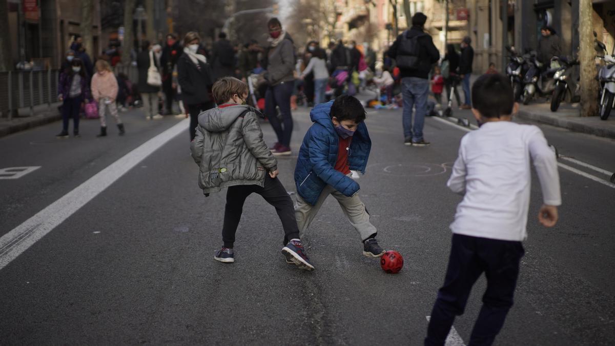 Espectacular regate en pleno corte de tráfico de la calle de Aragó, junto a la escuela Llorers, este viernes