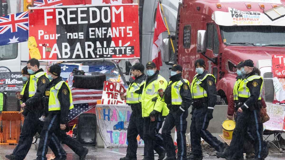 La Policía de Ottawa se prepara para disolver la protesta de los antivacunas.