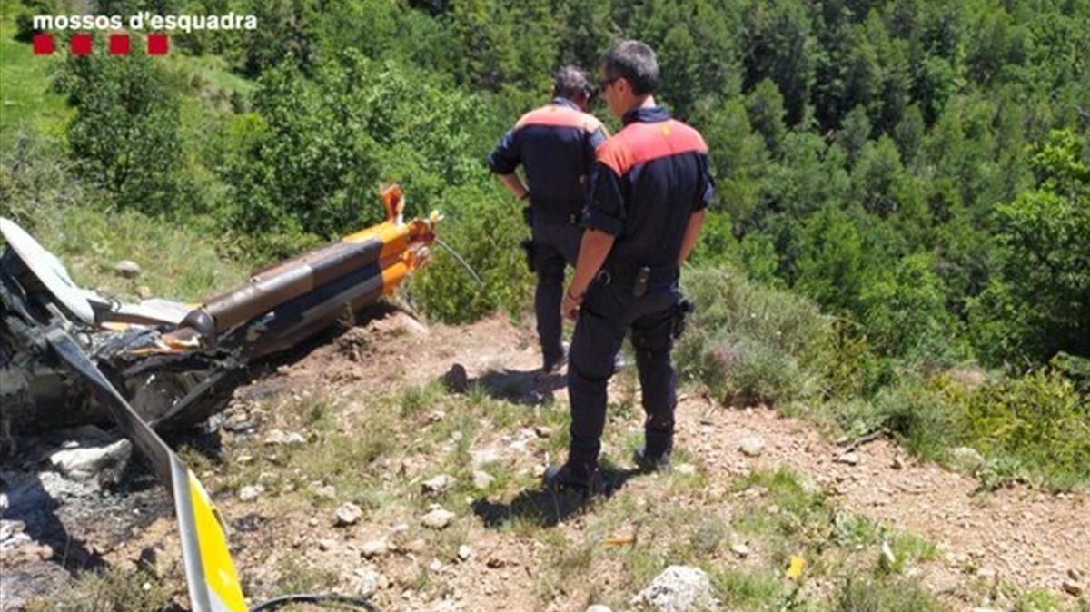 Imagen de una parte del helicóptero, tras el accidente, facilñitada por Mossos. Imagen de una parte del helicóptero, tras el accidente, facilñitada por Mossos.
