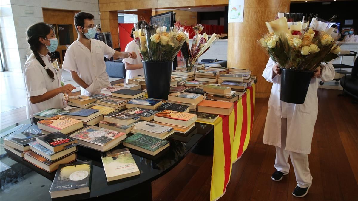 BARCELONA 23 04 2020 Sociedad Sant Jordi Coronavirus En la foto sanitarias que trabajan en el Hotel Plaza en la Pca Espanya ahora hospitalizado cogen libros y rosas en una parada creada para que el personal sanitario celebre Sant Jordi FOTO de RICARD CUGAT BARCELONA 23 04 2020 Sociedad Sant Jordi Coronavirus En la foto sanitarias que trabajan en el Hotel Plaza en la Pca Espanya ahora hospitalizado cogen libros y rosas en una parada creada para que el personal sanitario celebre Sant Jordi FOTO de RICARD CUGAT