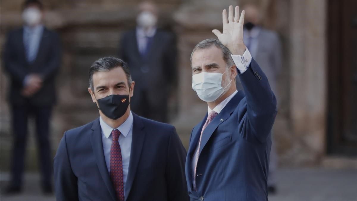 Pedro Sánchez y Felipe VI, este viernes, antes de la conferencia de presidentes, en San Millán de la Cogolla (La Rioja). Pedro Sánchez y Felipe VI, este viernes, antes de la conferencia de presidentes, en San Millán de la Cogolla (La Rioja).