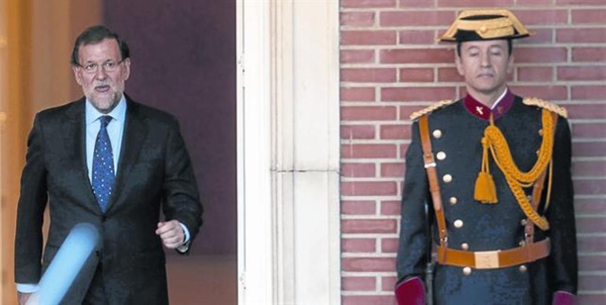 El presidente del Gobierno, Mariano Rajoy, sale del Palacio de la Moncloa para recibir a la presidenta de Chile, Michelle Bachelet.