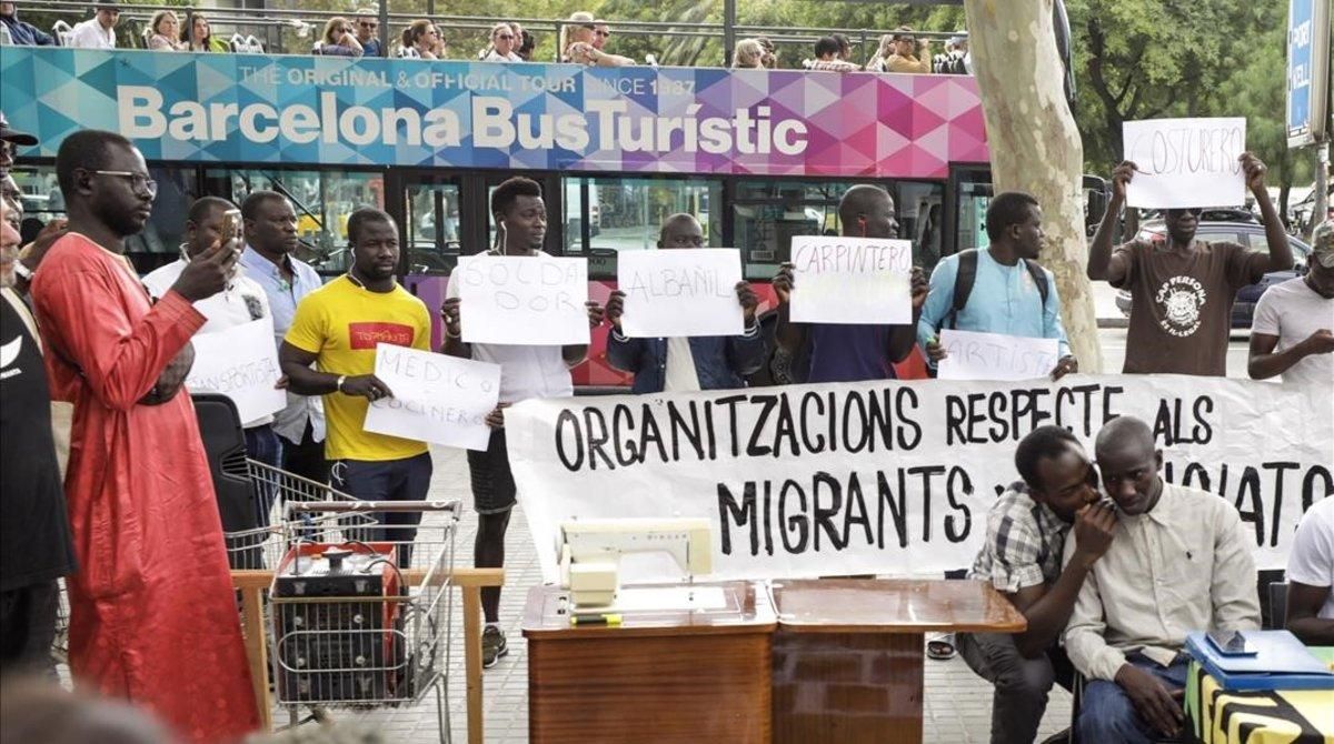 Un grupo de hombres muestra carteles con sus oficios. Un grupo de hombres muestra carteles con sus oficios.