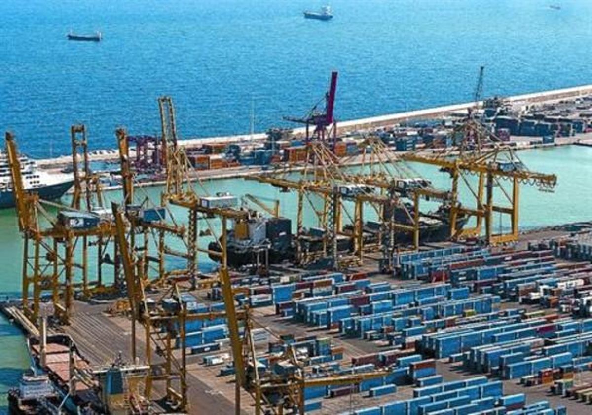 Contenedores para la exportación en el puerto de Barcelona. Contenedores para la exportación en el puerto de Barcelona.