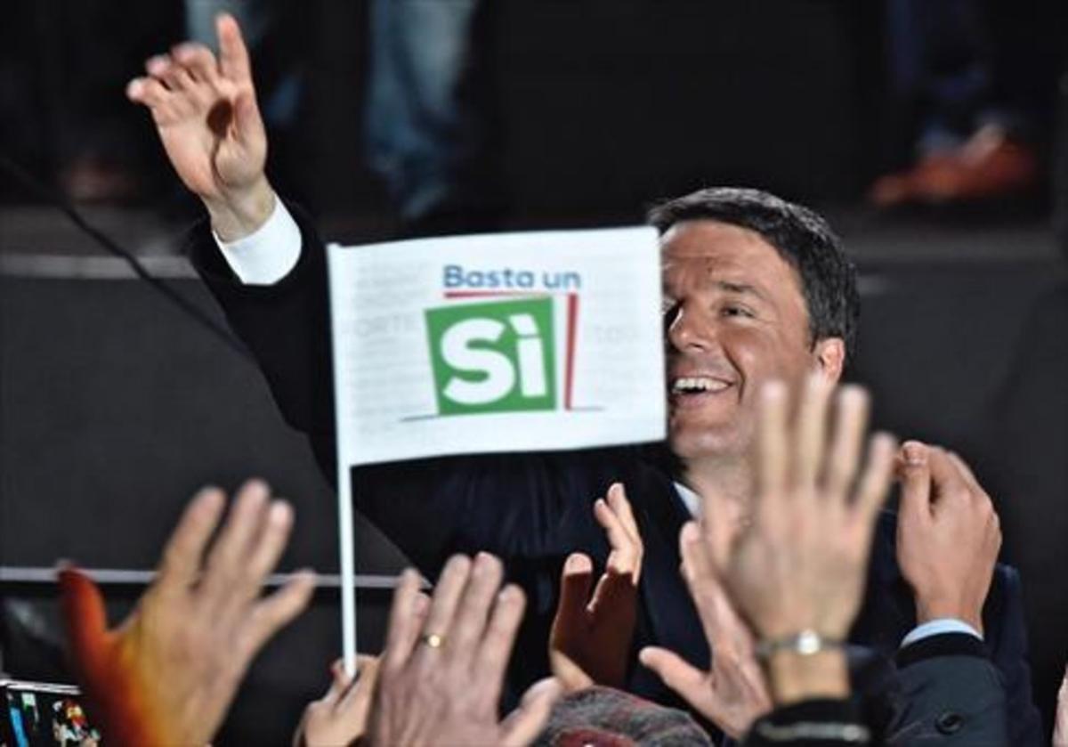 Matteo Renzi, en un acto de campaña por el ’sí’, en Florencia, el viernes.