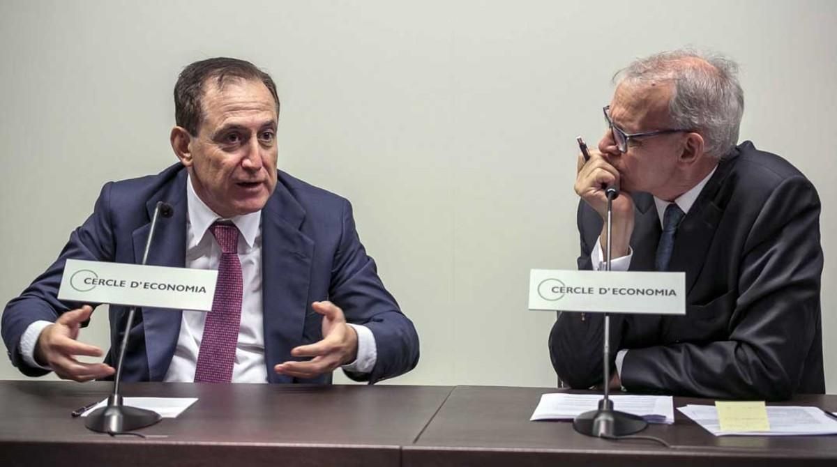 Costas, derecha, escucha a Huertas en el Cercle d’Economia. Costas, derecha, escucha a Huertas en el Cercle d’Economia.