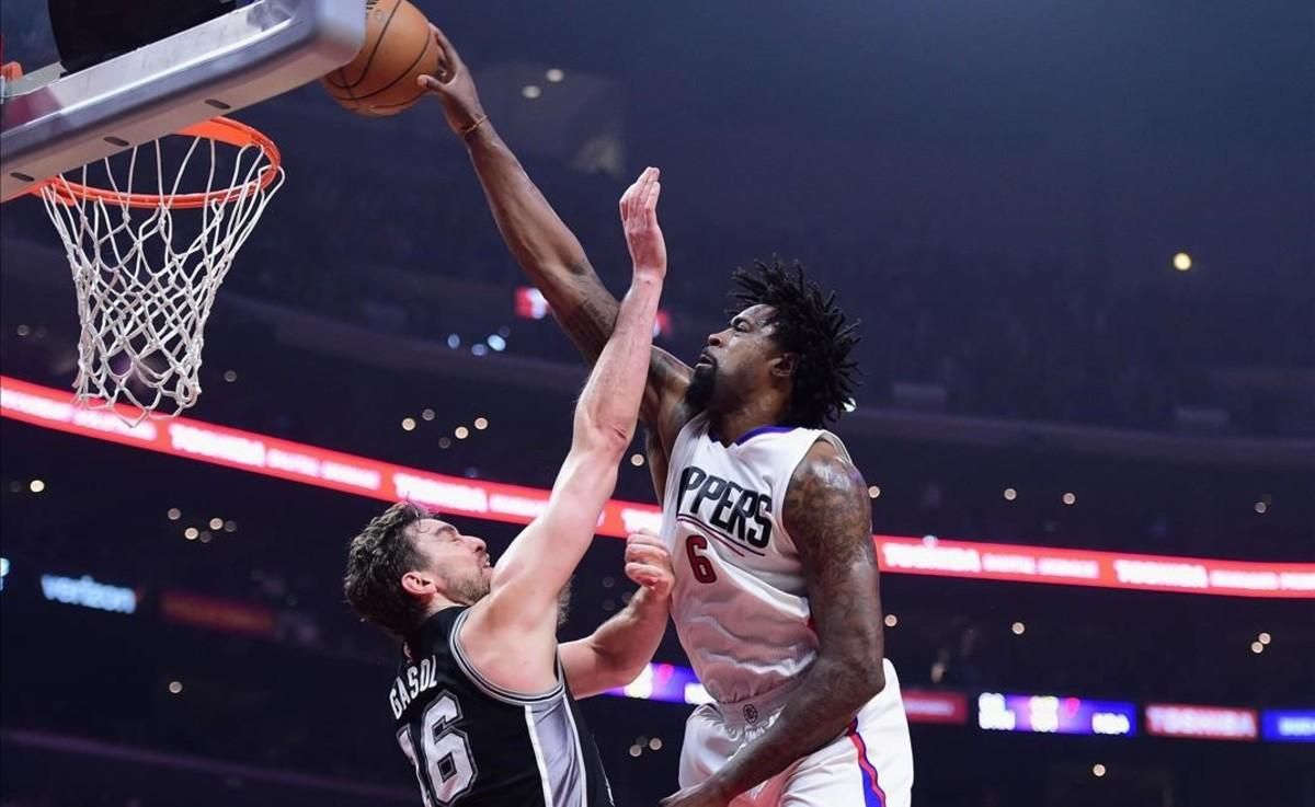 Pau Gasol no pudo evitar la derrota de sus Spurs pese a firmar un gran encuentro. Pau Gasol no pudo evitar la derrota de sus Spurs pese a firmar un gran encuentro.