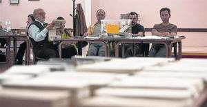 Una mesa electoral en el Casal d’Avis Josep Tarradellas de Barcelona, en unos comicios pasados.
