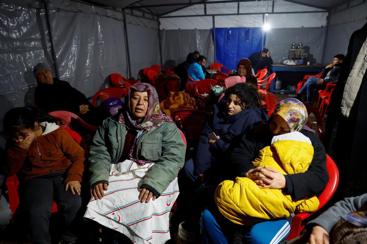 Supervivientes del terremoto se refugian en una tienda en Osmaniye, Turquía.
