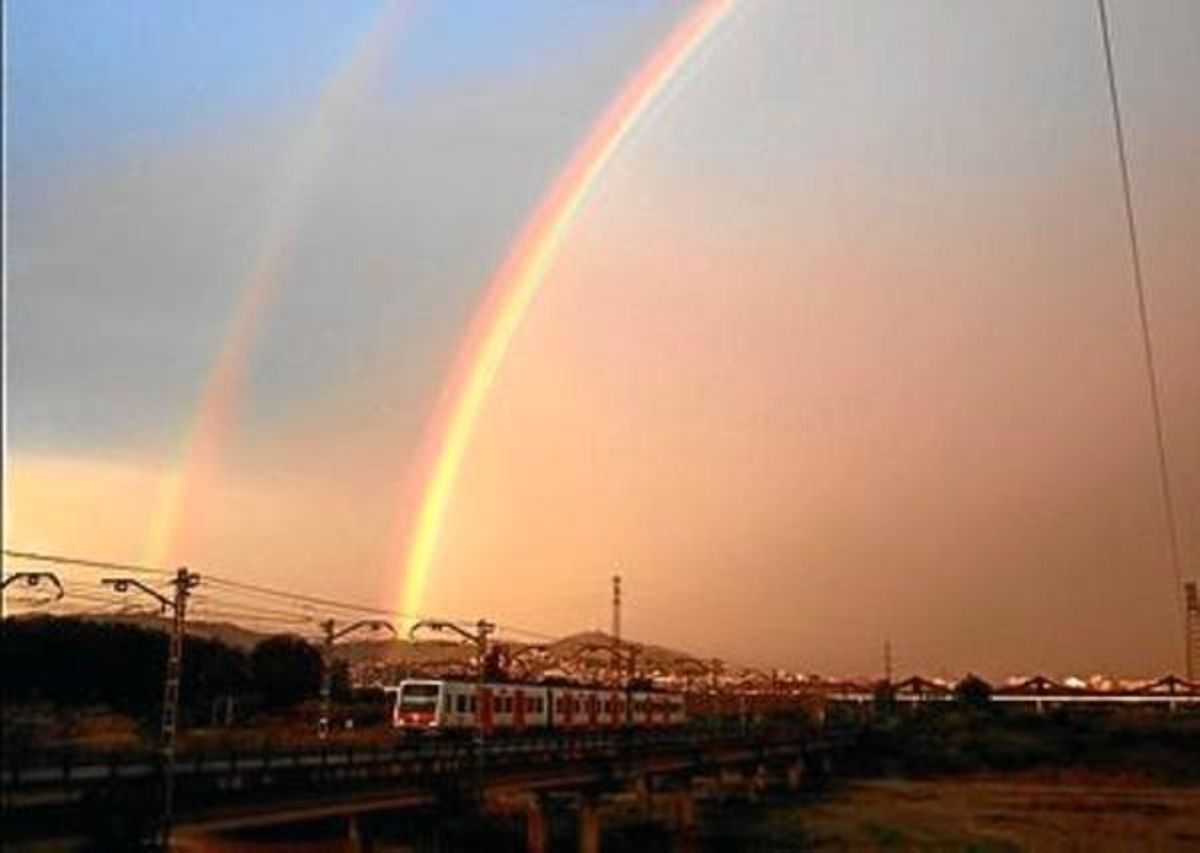 Imagen de un arcoiris doble en Sant Boi de Llobregat. Imagen de un arcoiris doble en Sant Boi de Llobregat.