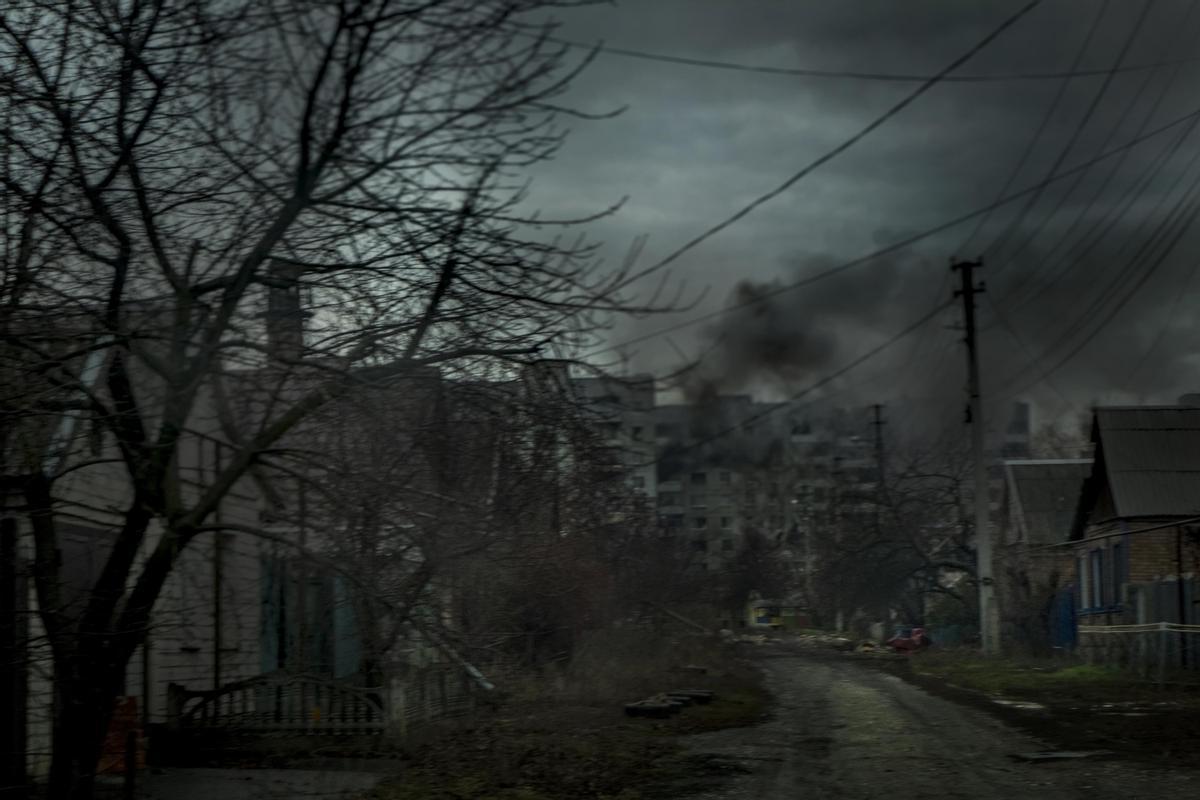 La ciudad de Bajmut bajo el humo provocado por un bombardeo del Ejército ruso. La ciudad de Bajmut bajo el humo provocado por un bombardeo del Ejército ruso.