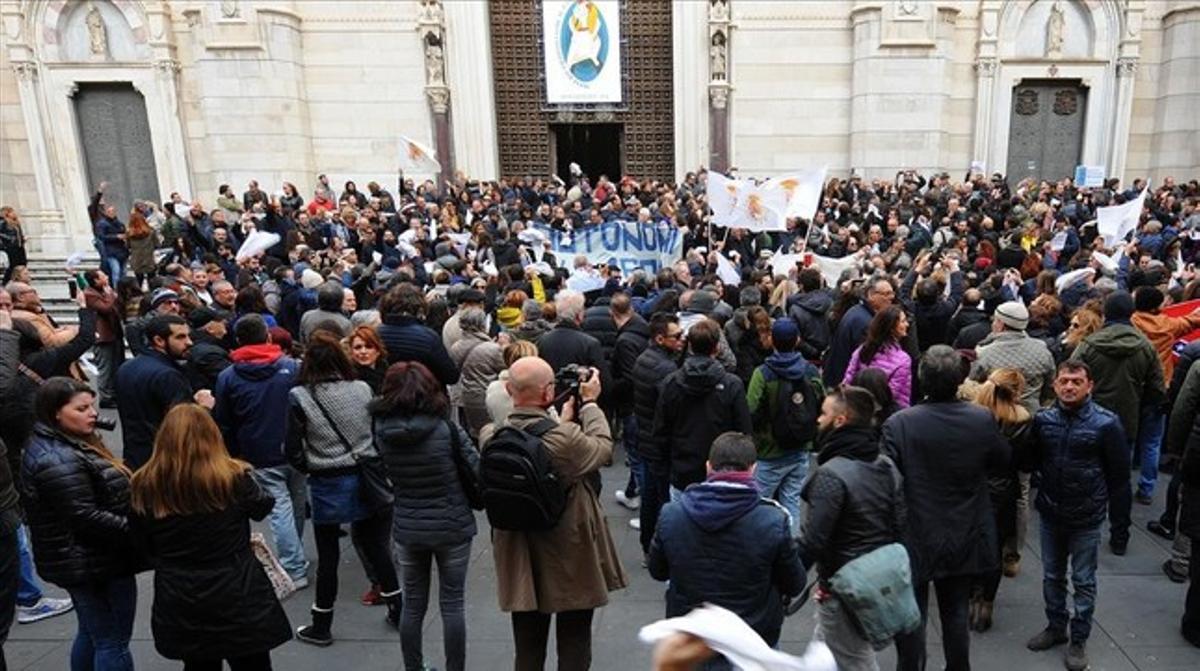 Protesta ciudadana ante la catedral de Nápoles, el 5 de marzo.