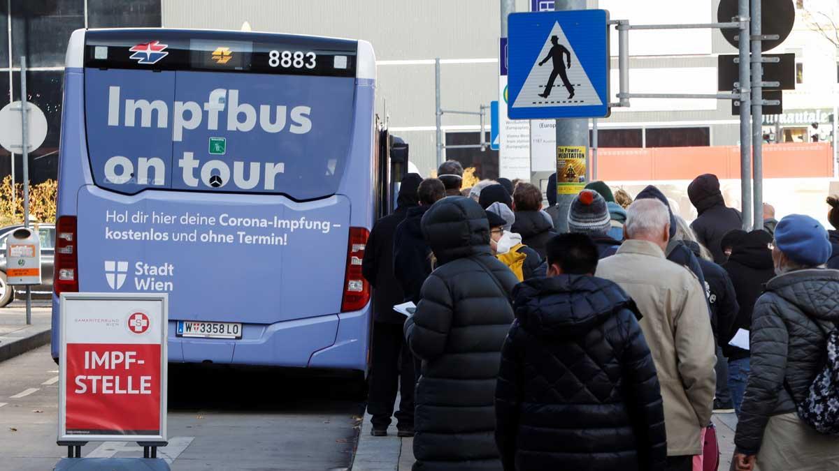 Un grupo de gente hace cola en un bus de vacunación contra el coronavirus, en Viena.