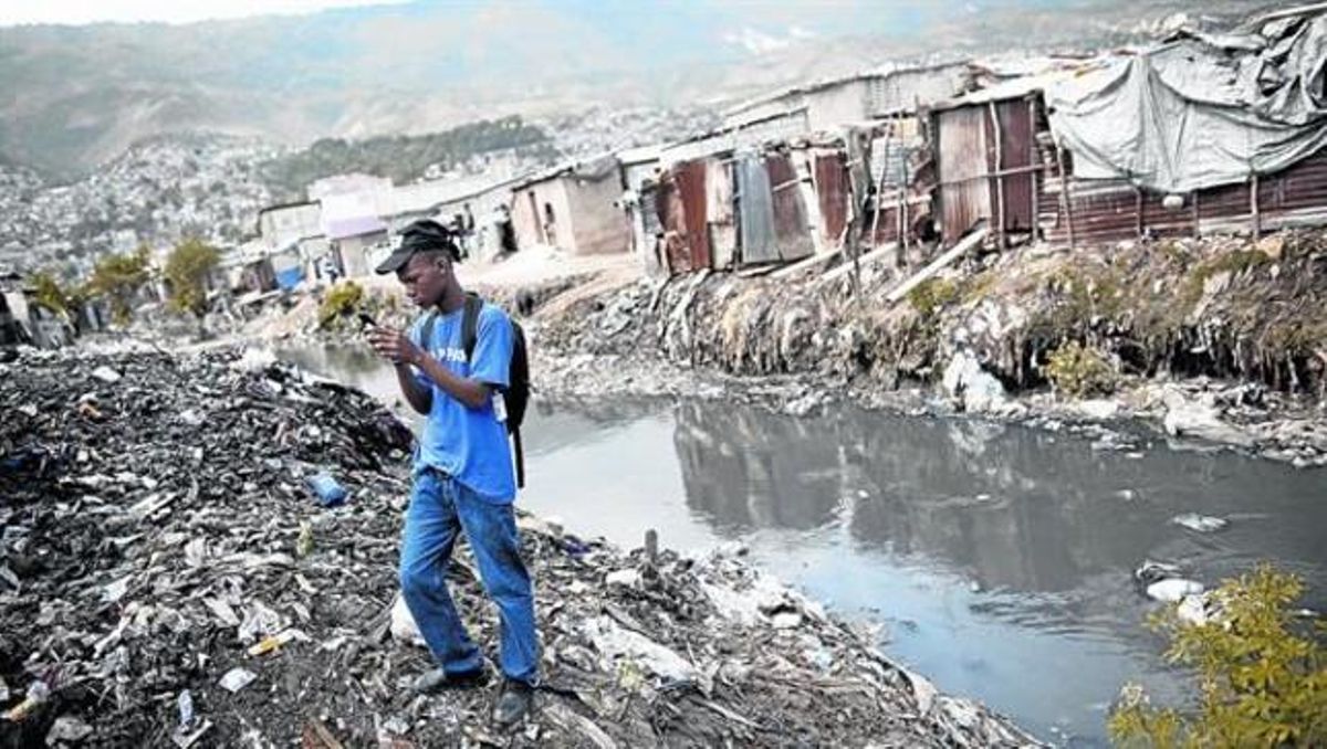 ETIQUETADO.Un hombre fotografía un vertedero enPuerto Príncipe. ETIQUETADO.Un hombre fotografía un vertedero enPuerto Príncipe.