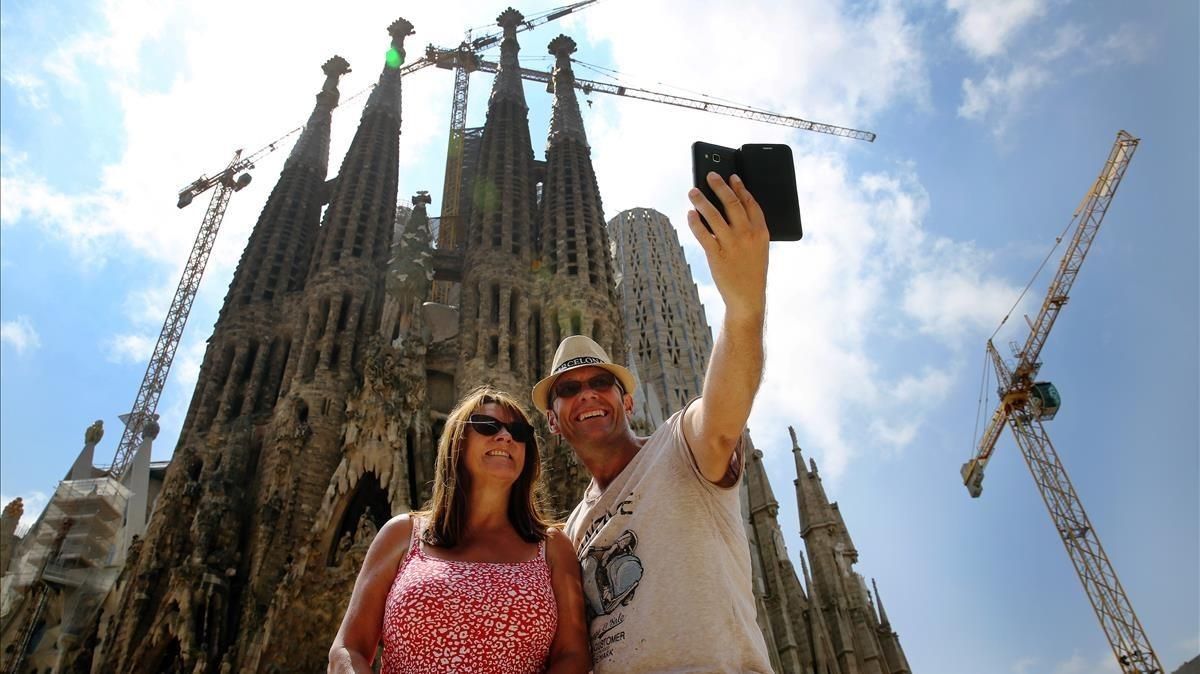 Unos turistas se hacen un selfi en la Sagrada Família. Unos turistas se hacen un selfi en la Sagrada Família.