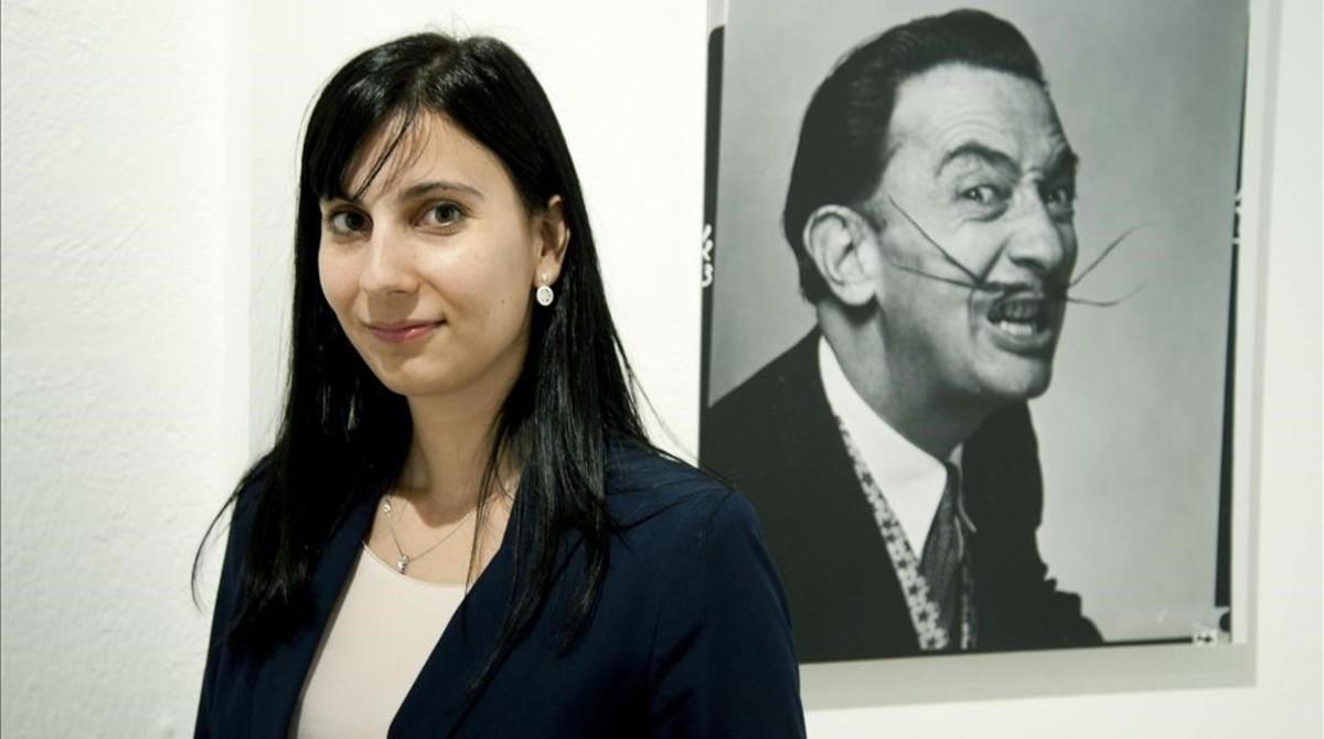 Sílvia Osuna, ganadora del Premio Fundación Princesa de Girona de Investigacion Cientifica, posa en el Museo Dalí de Figueres.