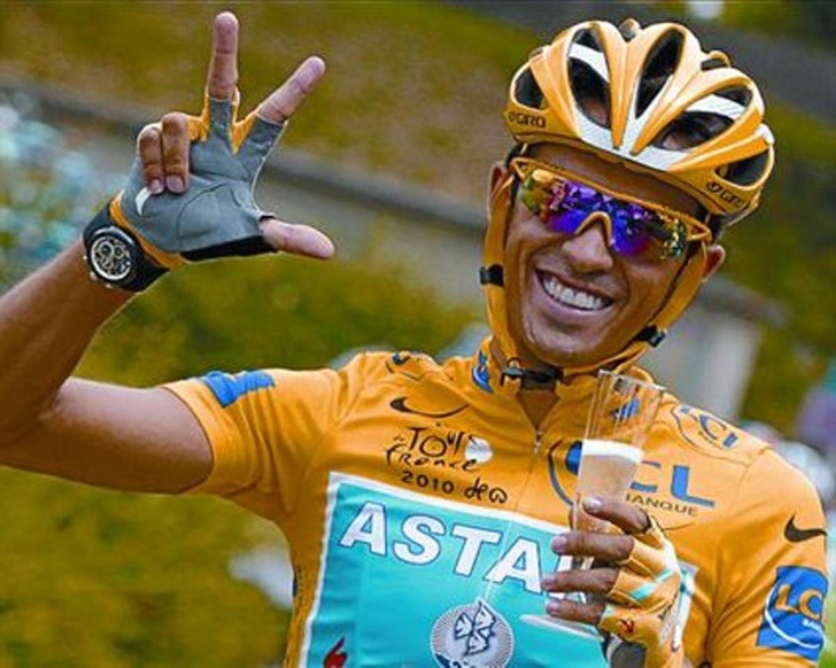 Alberto Contador celebra la victoria en el tercer Tour, camino de París.