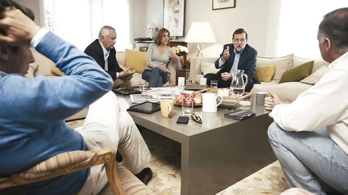 Vídeo en el que se puede ver a dirigentes populares, como Mariano Rajoy, Maria Dolores de Cospedal o Javier Arenas, conversando sobre política.