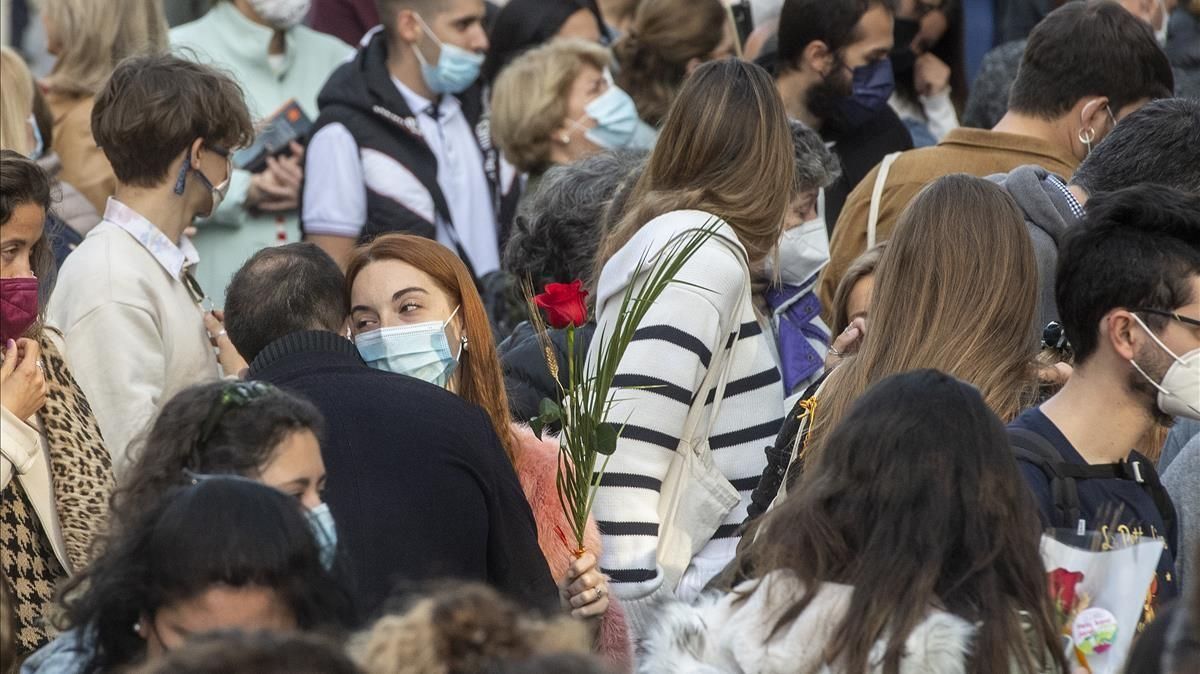 Ambiente en el paseo de Gracia alrededor de los puestos de libros y rosas durante la ’diada’ de Sant Jordi . Ambiente en el paseo de Gracia alrededor de los puestos de libros y rosas durante la ’diada’ de Sant Jordi .