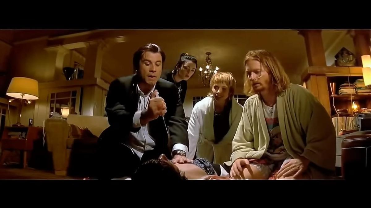 John Travolta inyectando a Uma Thurman. John Travolta inyectando a Uma Thurman.