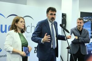 El presidente del Port de Barcelona, Lluís Salvador (en el centro), con el director ejecutivo de Tech BCN, Miquel Martí, y la directora de Innovación del puerto, Emma Cobos, en la presentación del BlueTechPort en el Pier 1 del Port Vell.