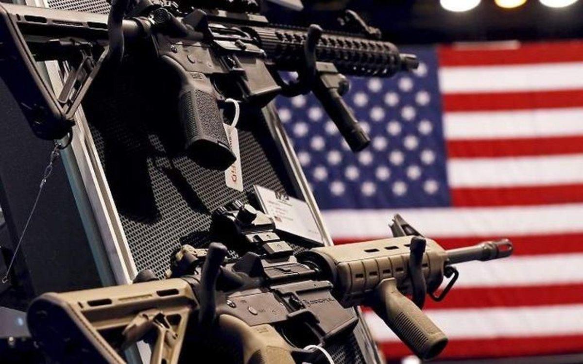 Rifles de asalto en una tienda de armas en los Estados Unidos.