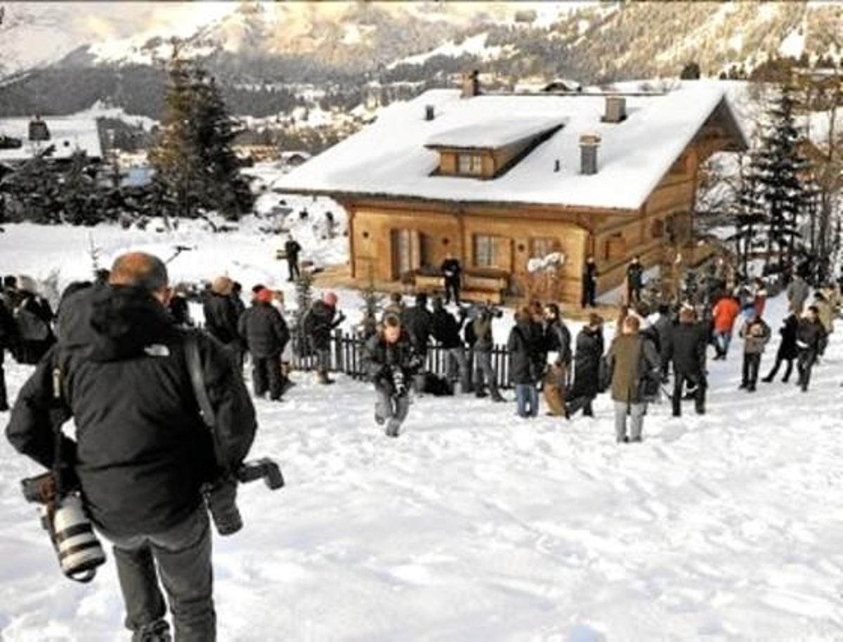 Paparazis en Gstaad, lujosa estación de esquí en Suiza. Paparazis en Gstaad, lujosa estación de esquí en Suiza.