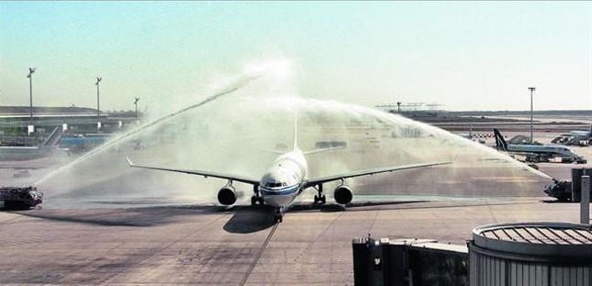 ’Bautizo’ del avión de Air China a su llegada a El Prat, ayer, para celebrar el estreno de la ruta a Pekín. ’Bautizo’ del avión de Air China a su llegada a El Prat, ayer, para celebrar el estreno de la ruta a Pekín.
