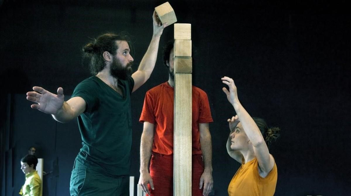 Varios intérpretes en un ensayo de ’Back Àbac’, nuevo espectáculo familiar de Àngels Margarit. Varios intérpretes en un ensayo de ’Back Àbac’, nuevo espectáculo familiar de Àngels Margarit.