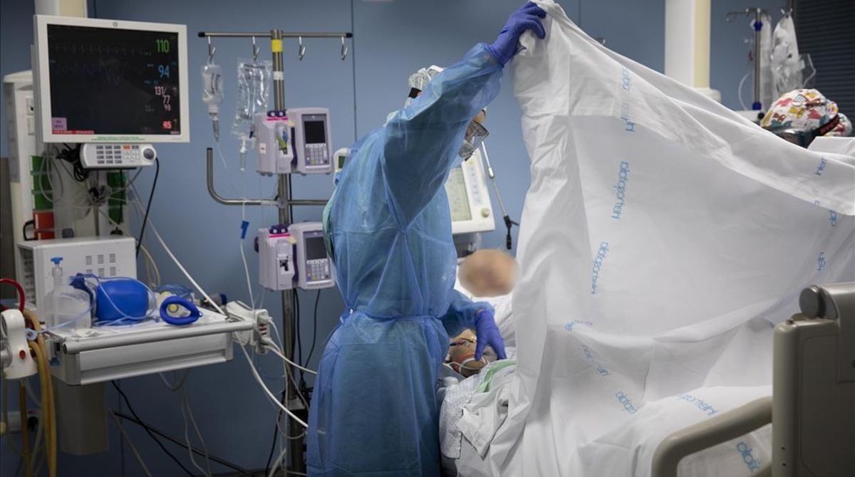 Unidad de cuidados intensivos de enfermos covid en el Hospital de Sant Pau de Barcelona. Unidad de cuidados intensivos de enfermos covid en el Hospital de Sant Pau de Barcelona.