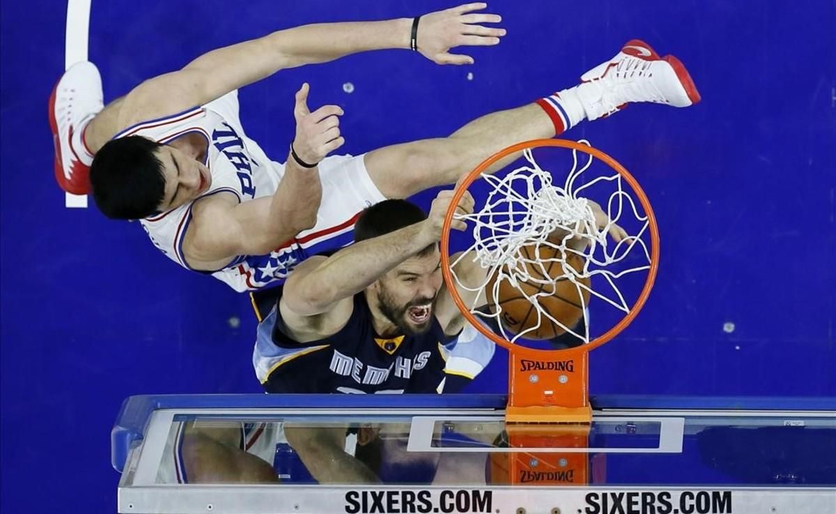 Marc Gasol pugna con Ilyasova para anotar en el partido ante los Sixers. Marc Gasol pugna con Ilyasova para anotar en el partido ante los Sixers.